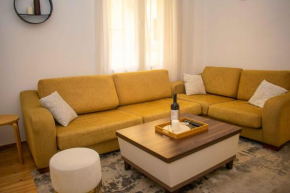 City Center/Navarinou Classical Style Apt-King Bed